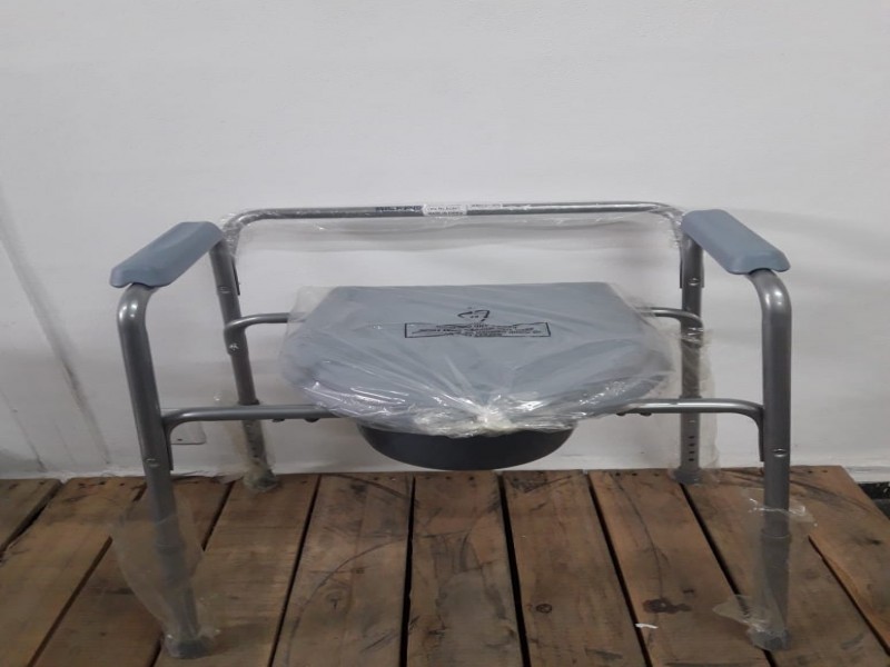 Inodoro Portatil pintado con apoya brazo y tapa